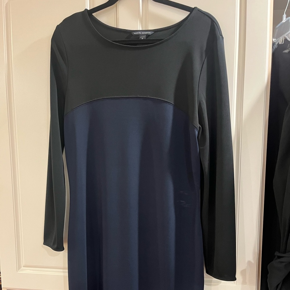 Banana Republic 14 Navy and Black long sleeve sheath. Side zip. Stretchy.